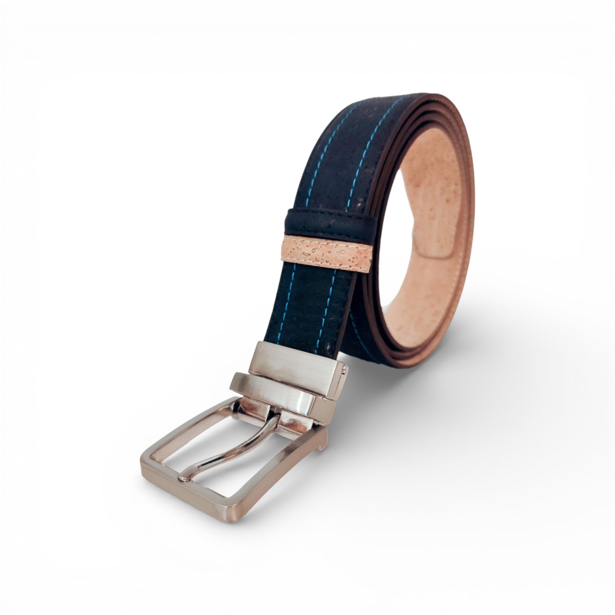 Ceinture en liège enroulée, face bleu nuit et passant naturel — TC Cortiça, double surpiqure, Portugal