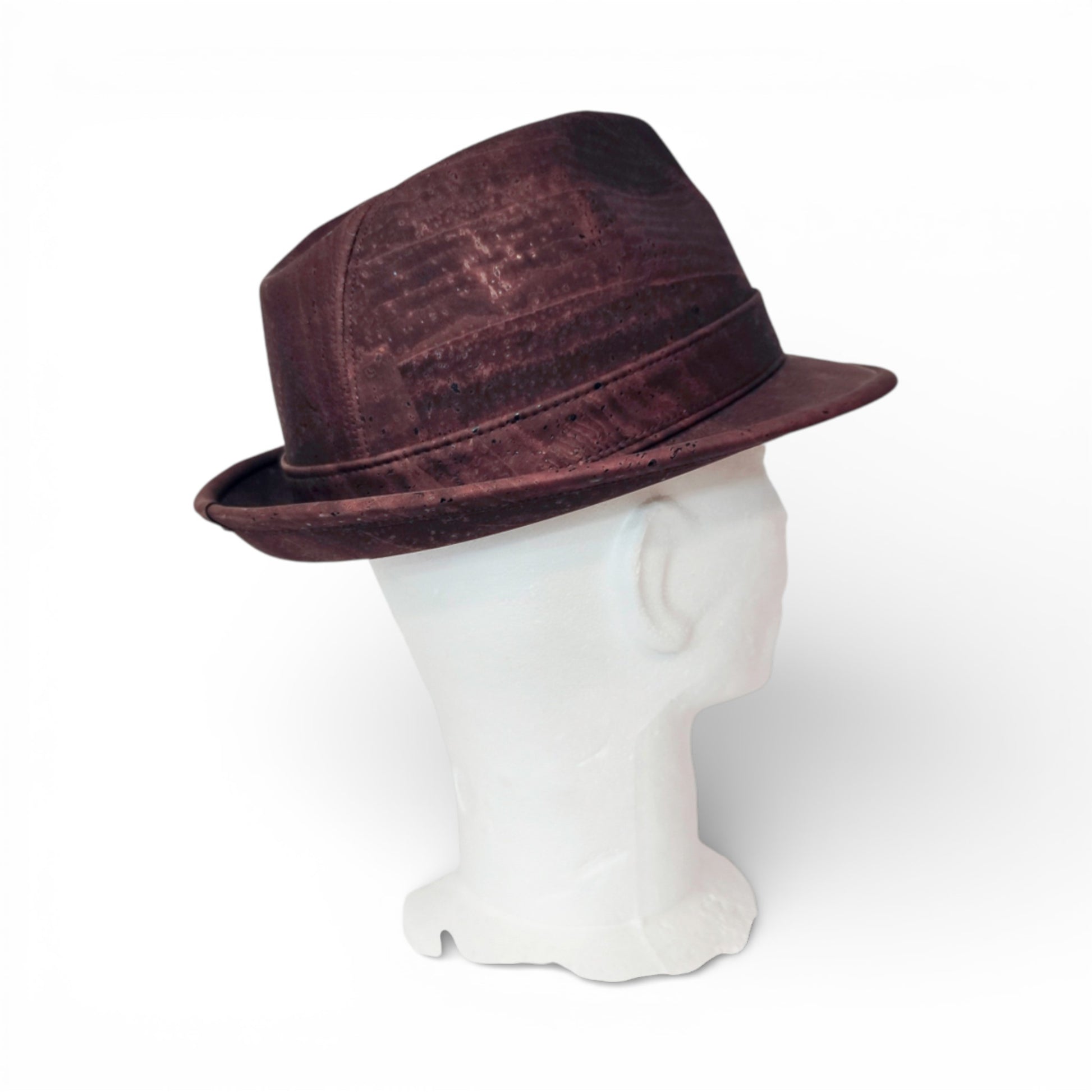 Chapeau Trilby en liège naturel Amador Varum, vue latérale mettant en valeur la texture et la forme du chapeau.