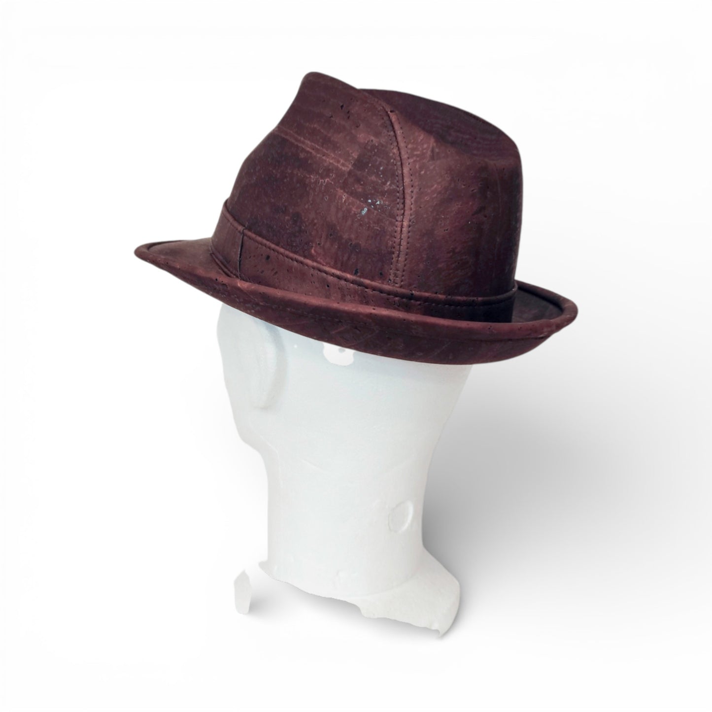 Chapeau Trilby en liège naturel de Amador Varum, affichant un design élégant et une texture unique.