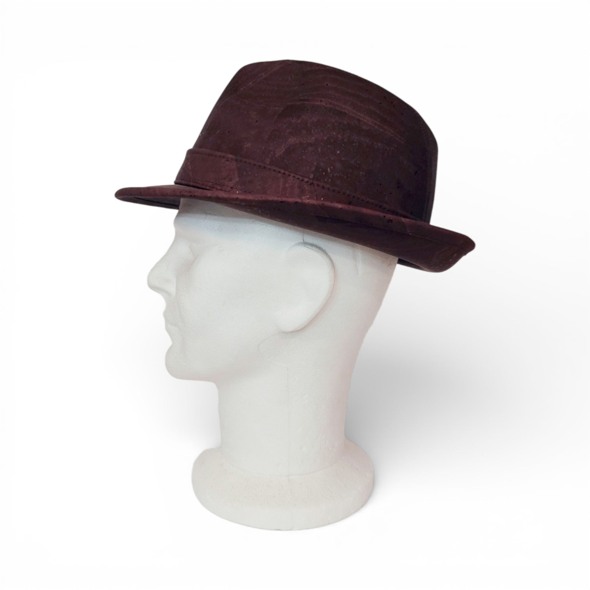 Chapeau Trilby en liège naturel de la marque Amador Varum, affichant une coupe élégante et une texture organique.