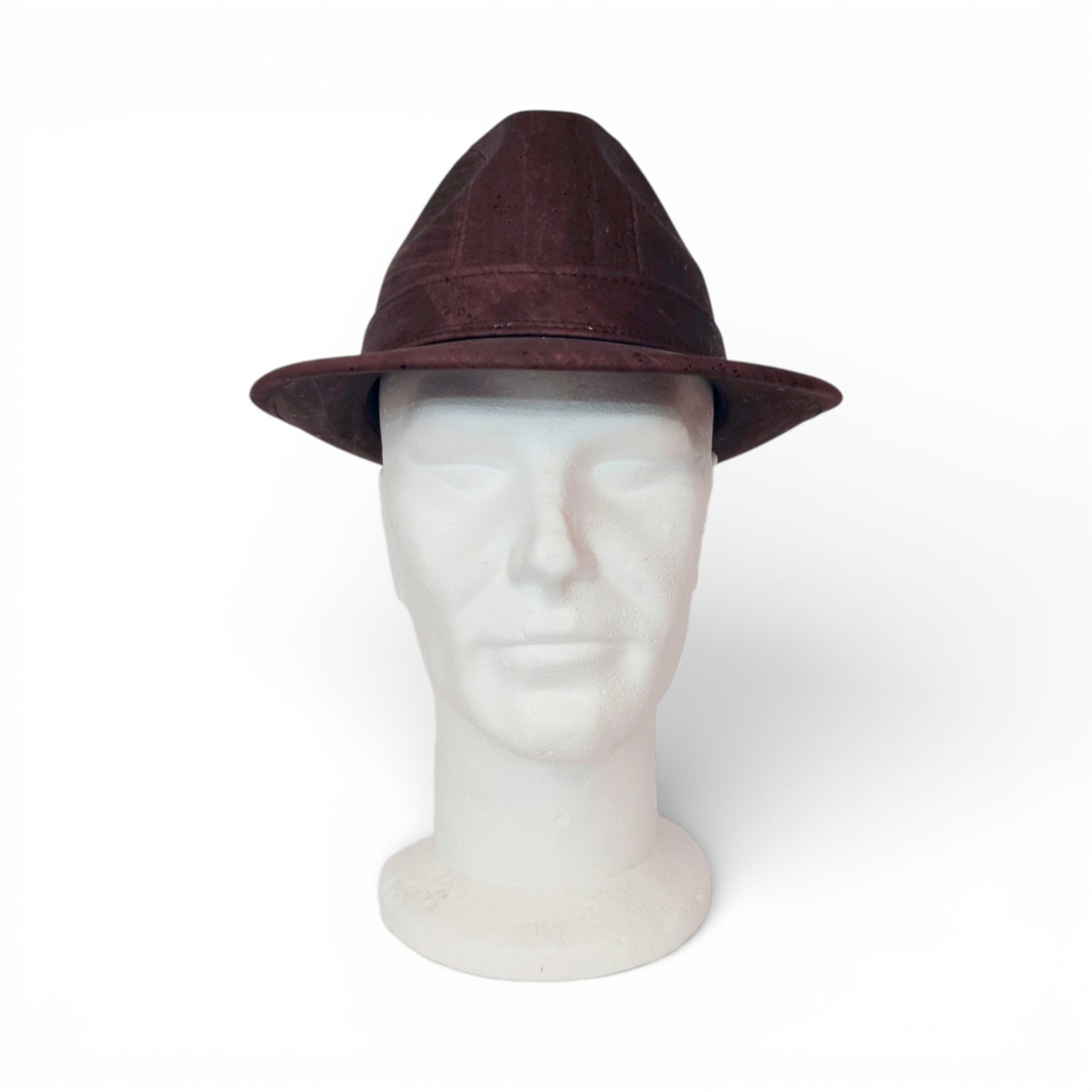 Chapeau trilby en liège naturel Amador Varum, vue de côté avec bandeau élégant et texture distinctive.