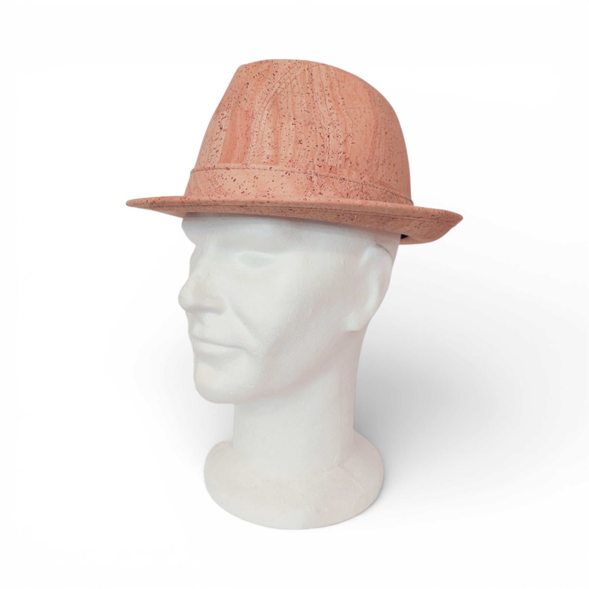 Chapeau Trilby en liège naturel Amador Varum, affichant une forme élégante et texture unique sur fond neutre.