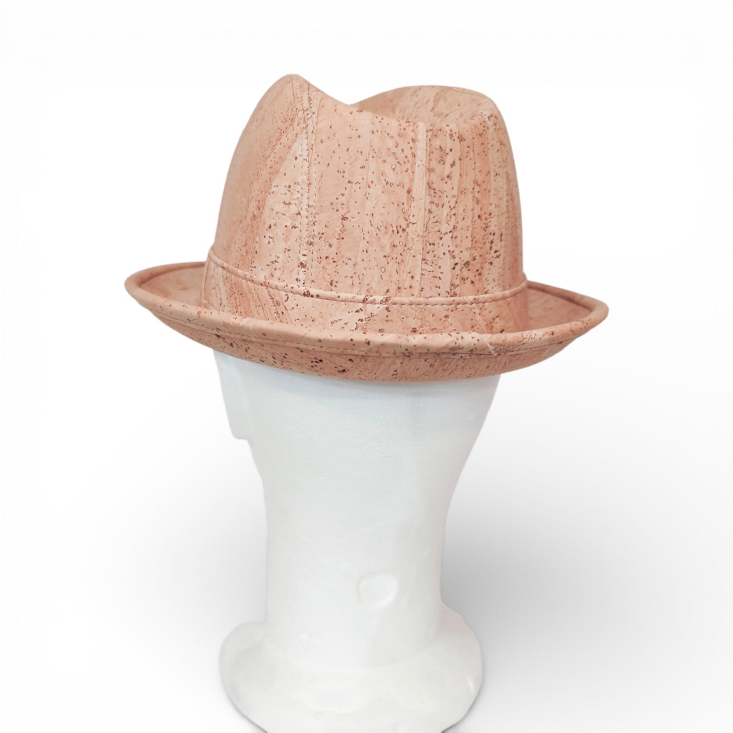 Chapeau Trilby en liège naturel Amador Varum, affichant un design élégant et texturé, idéal pour un style décontracté.
