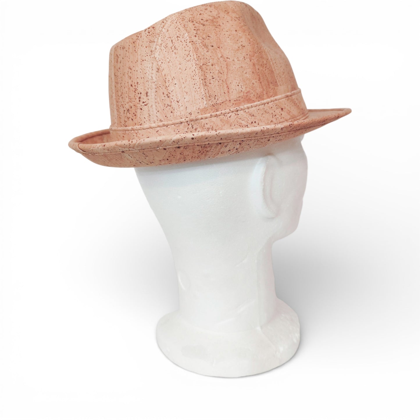 Chapeau trilby en liège naturel Amador Varum, vu de côté, montrant sa texture et sa forme élégante.