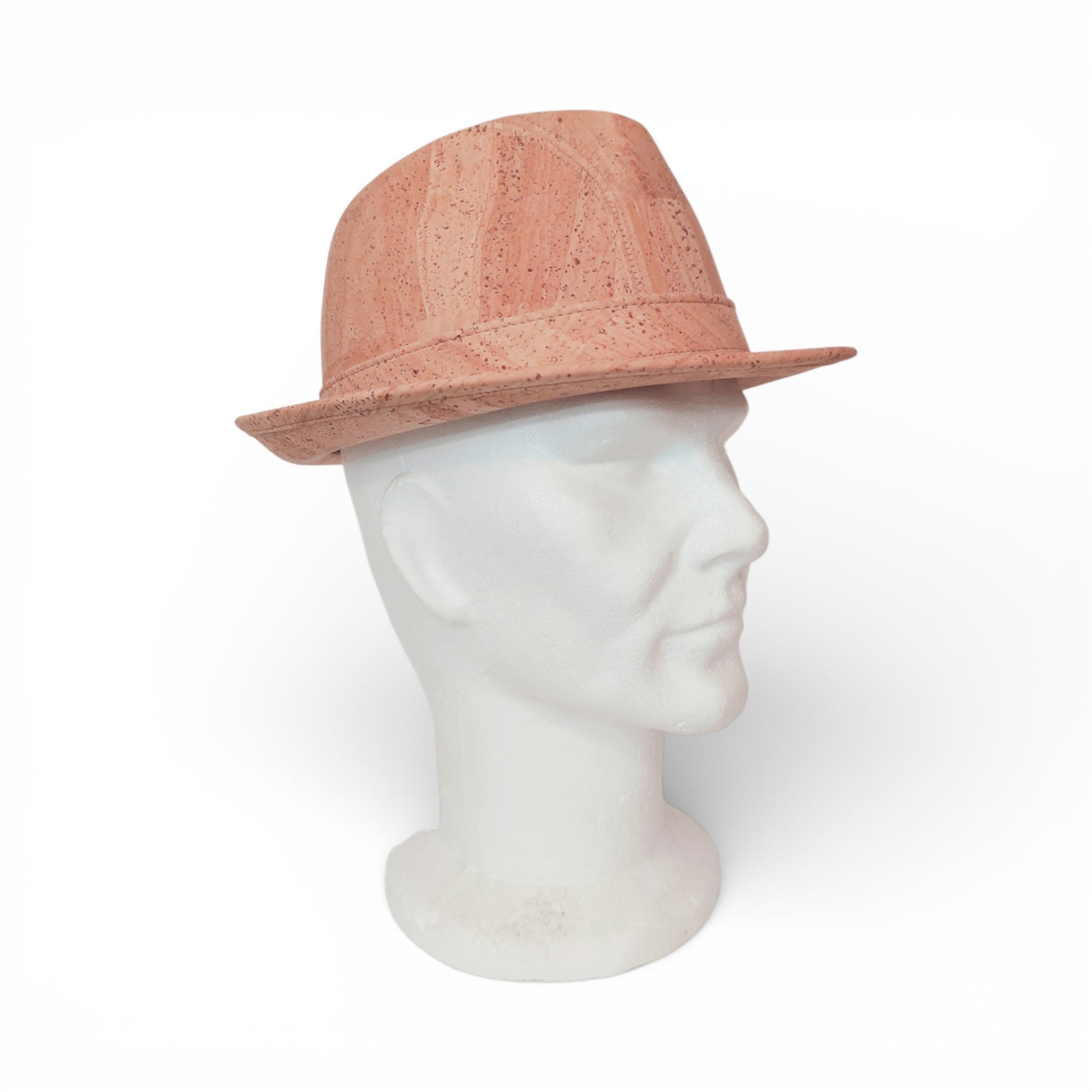 Chapeau Trilby en liège naturel Amador Varum, avec une forme classique et couleur beige, posé sur une surface neutre.