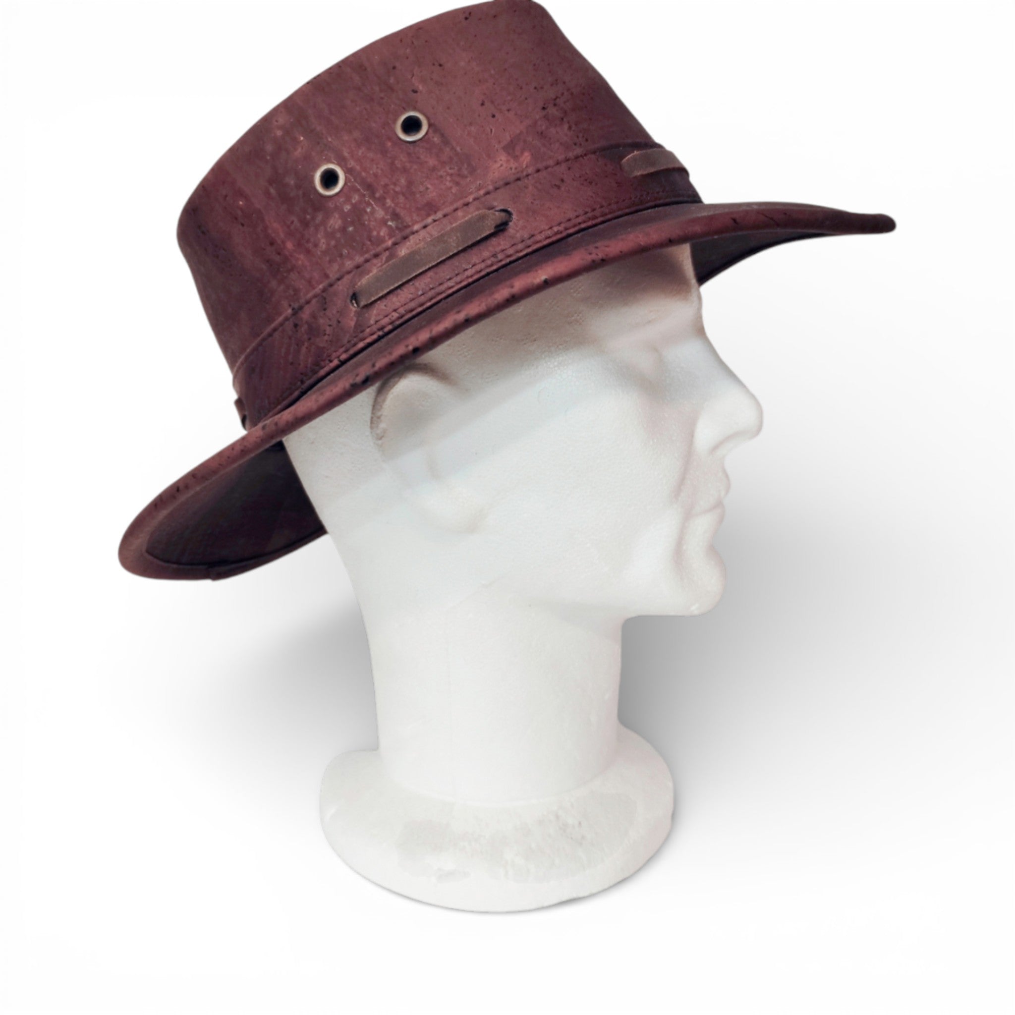 Chapeau cowboy en liège teinté bordeaux porté trois-quarts — Amador Varum, large bord et œillets, Portugal