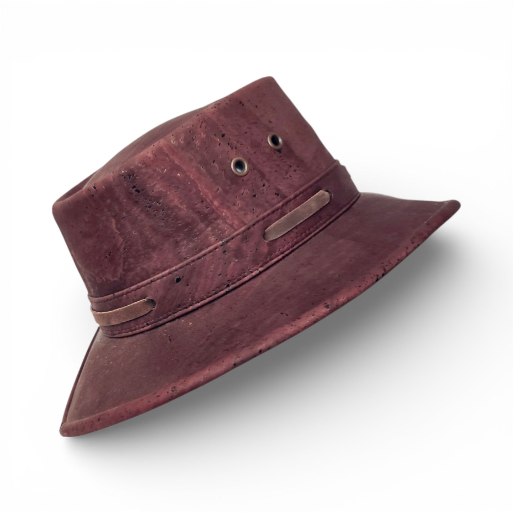 Chapeau cowboy en liège teinté bordeaux à large bord, vue trois-quarts — Amador Varum, Portugal