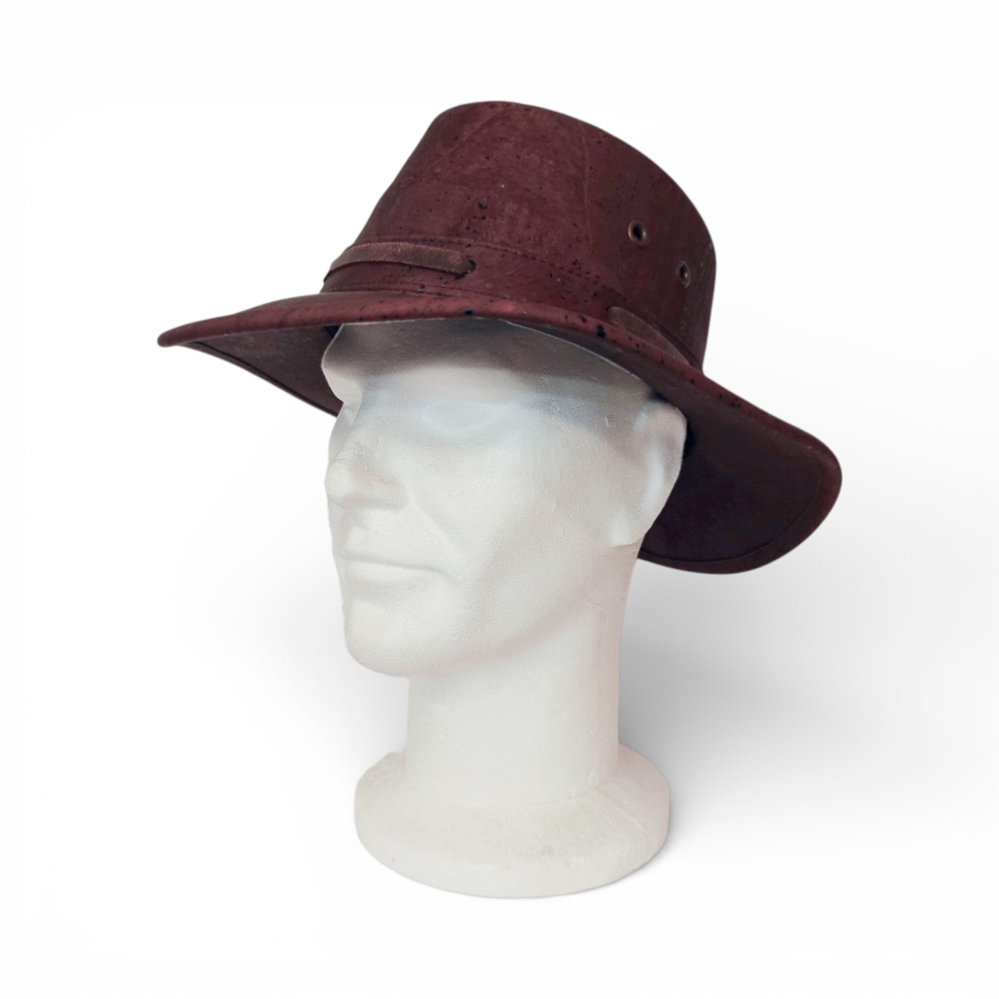 Chapeau cowboy en liège teinté bordeaux porté de profil — Amador Varum, large bord et œillets, Portugal
