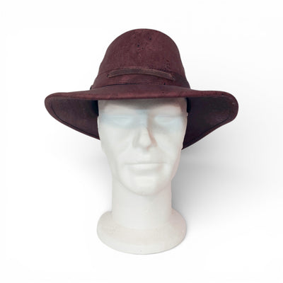 Chapeau cowboy en liège teinté bordeaux porté de face sur buste — Amador Varum, large bord, Portugal