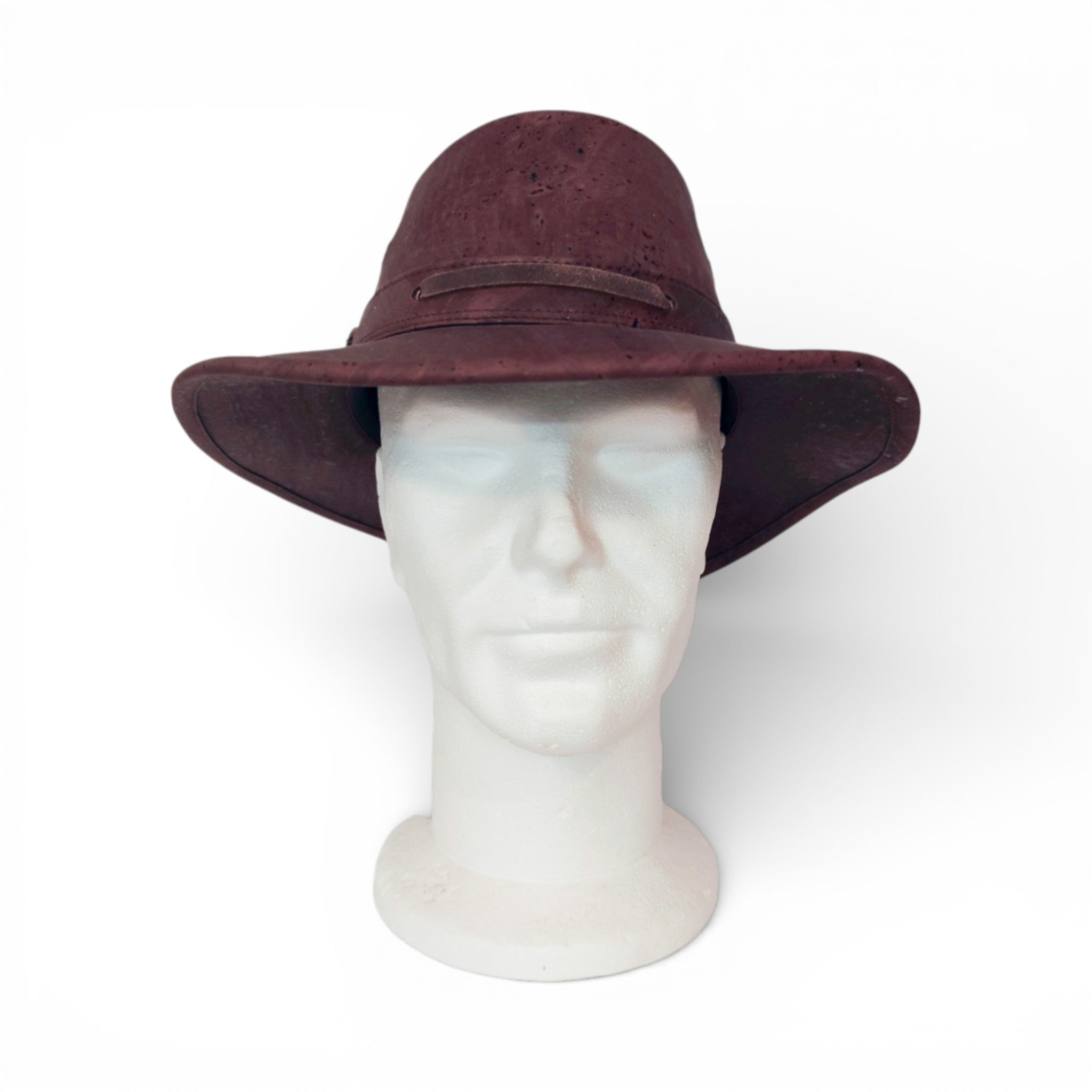 Chapeau cowboy en liège teinté bordeaux porté de face sur buste — Amador Varum, large bord, Portugal