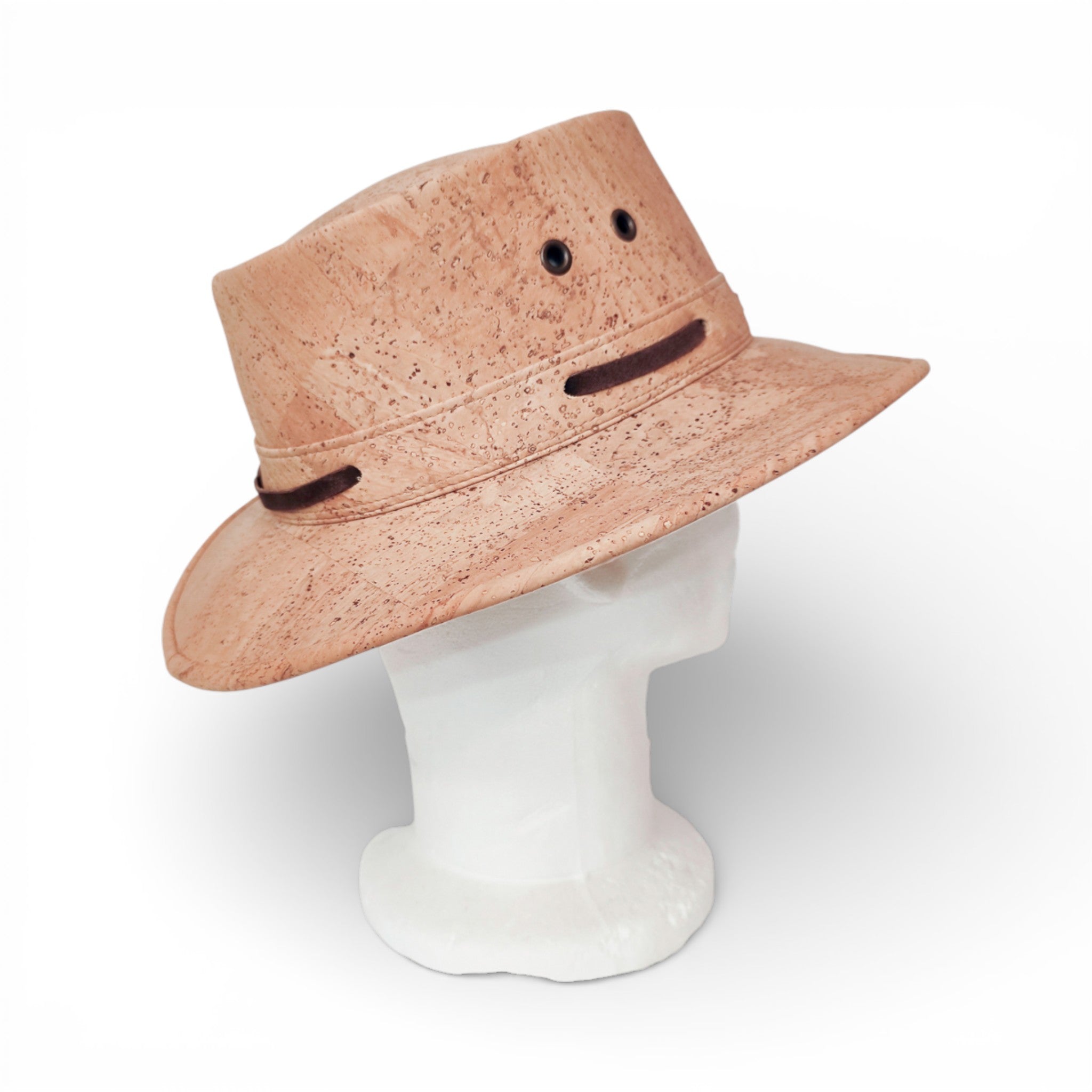 Chapeau cowboy en liège naturel sur buste, vue trois-quarts dos — Amador Varum, Portugal