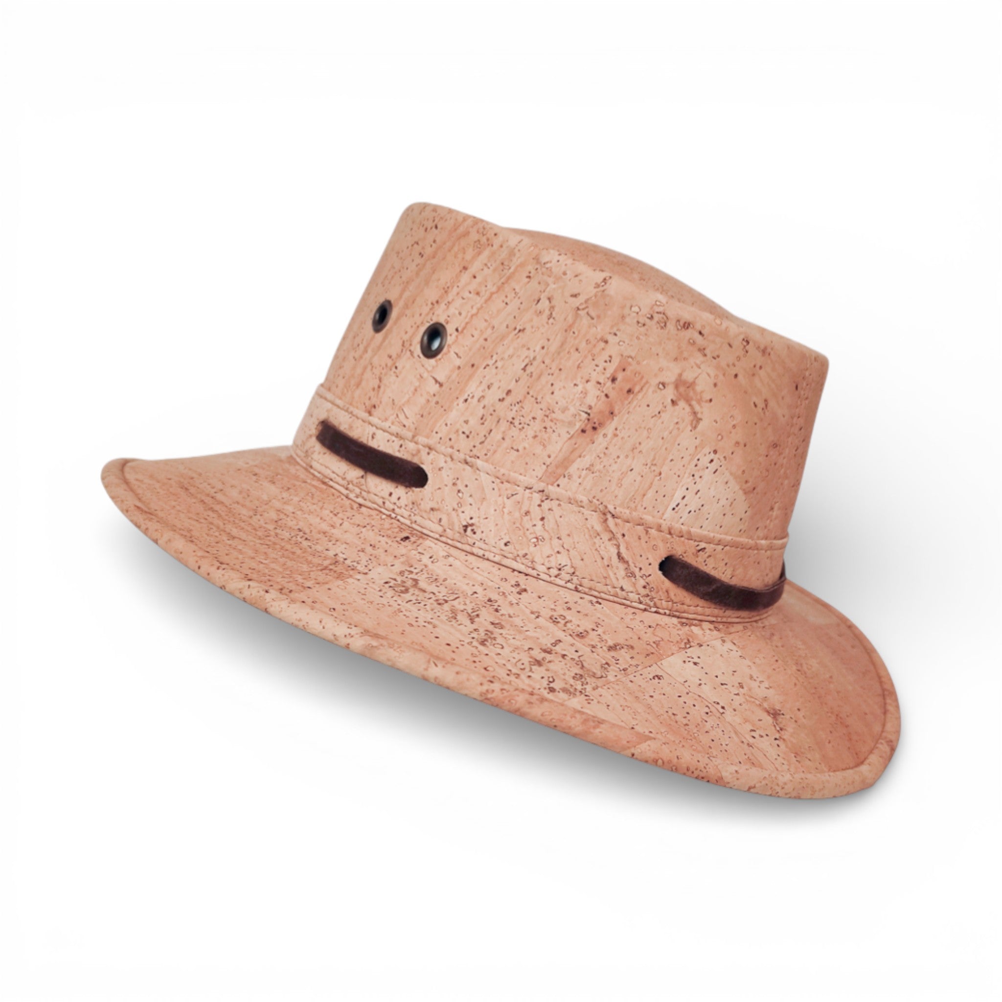 Chapeau cowboy en liège naturel à large bord, vue trois-quarts — Amador Varum, œillets métal, Portugal