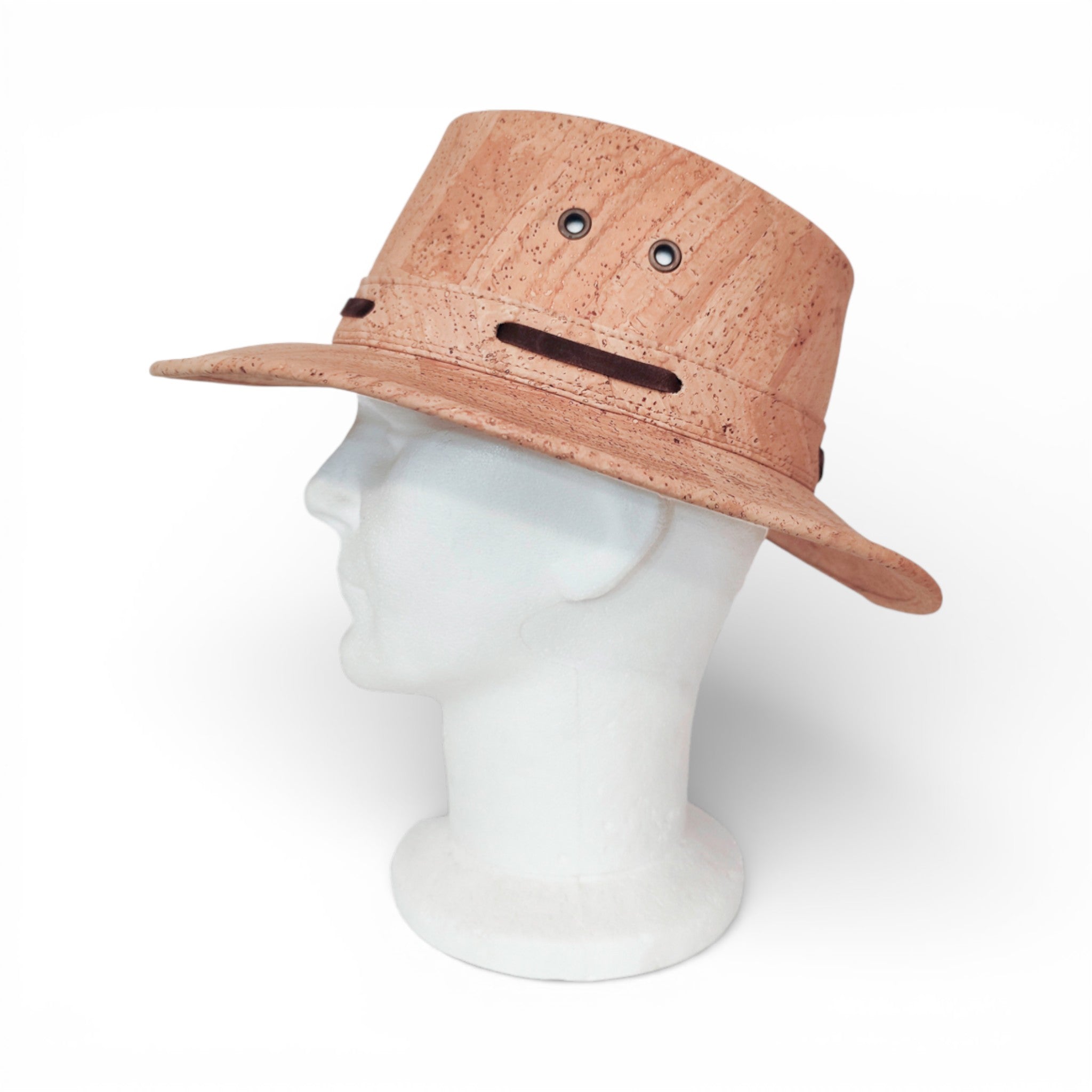 Chapeau cowboy en liège vu de profil — Amador Varum, œillets et fentes d'aération, large bord, Portugal