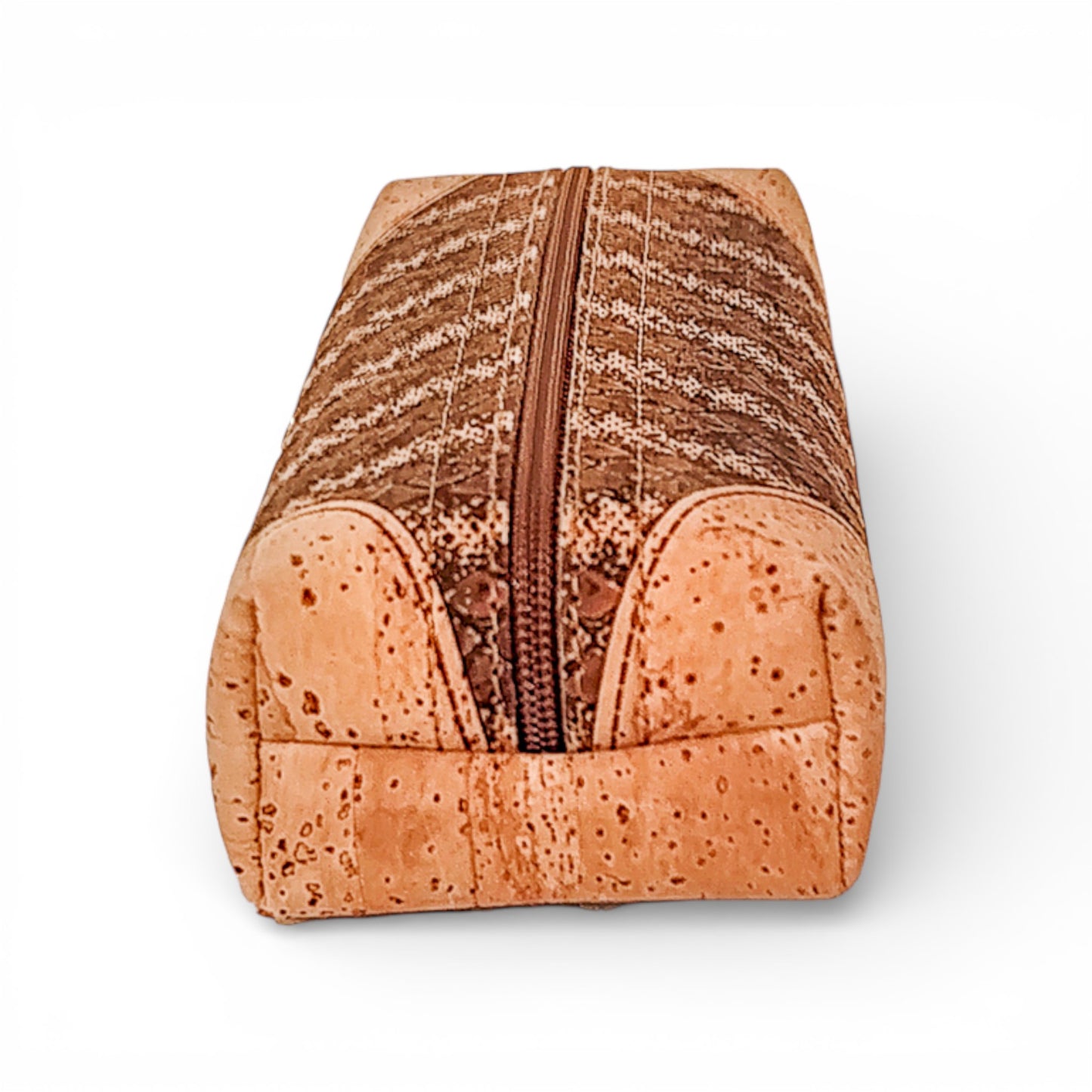 Trousse en Liège "Couricork" pochettes by Amador Varum, showcasing a textured cork exterior and stylish design.
