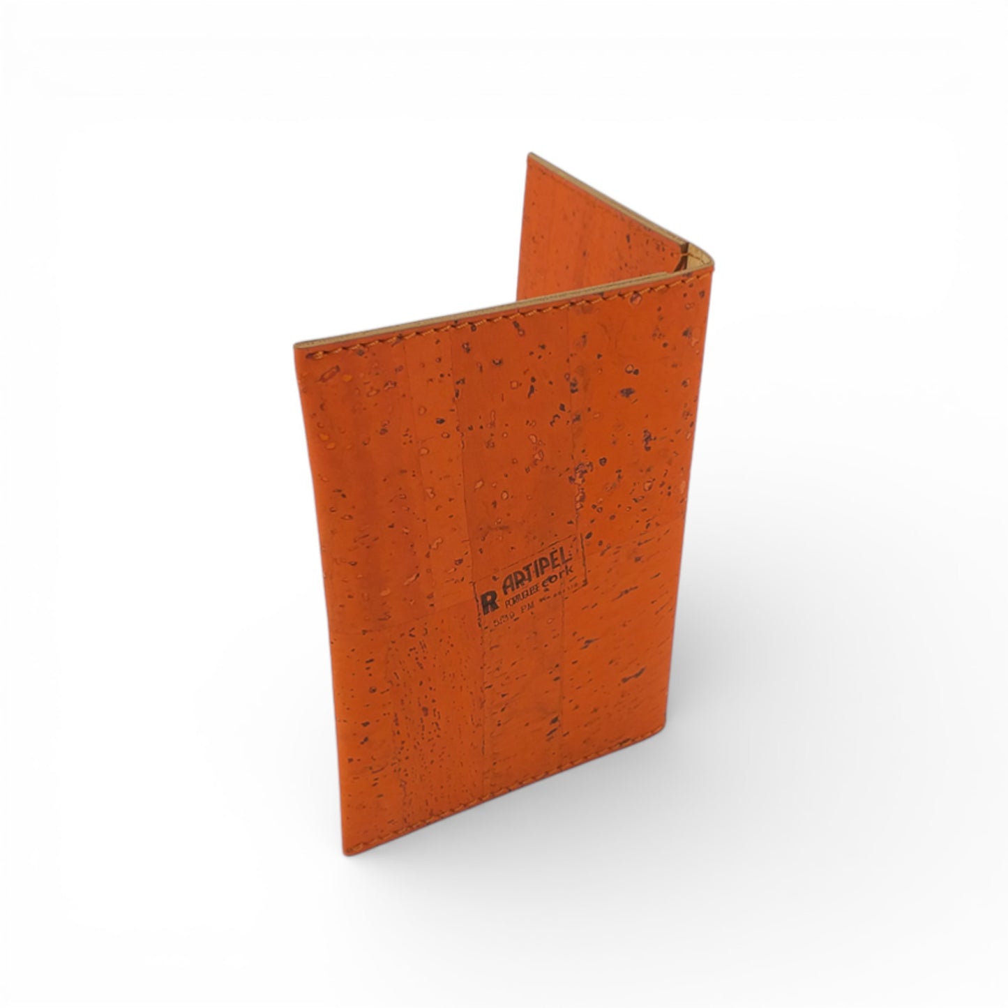 Pochette Passeport en Liège d'Artipel, un porte monnaie élégant en liège avec texture naturelle et design pratique.