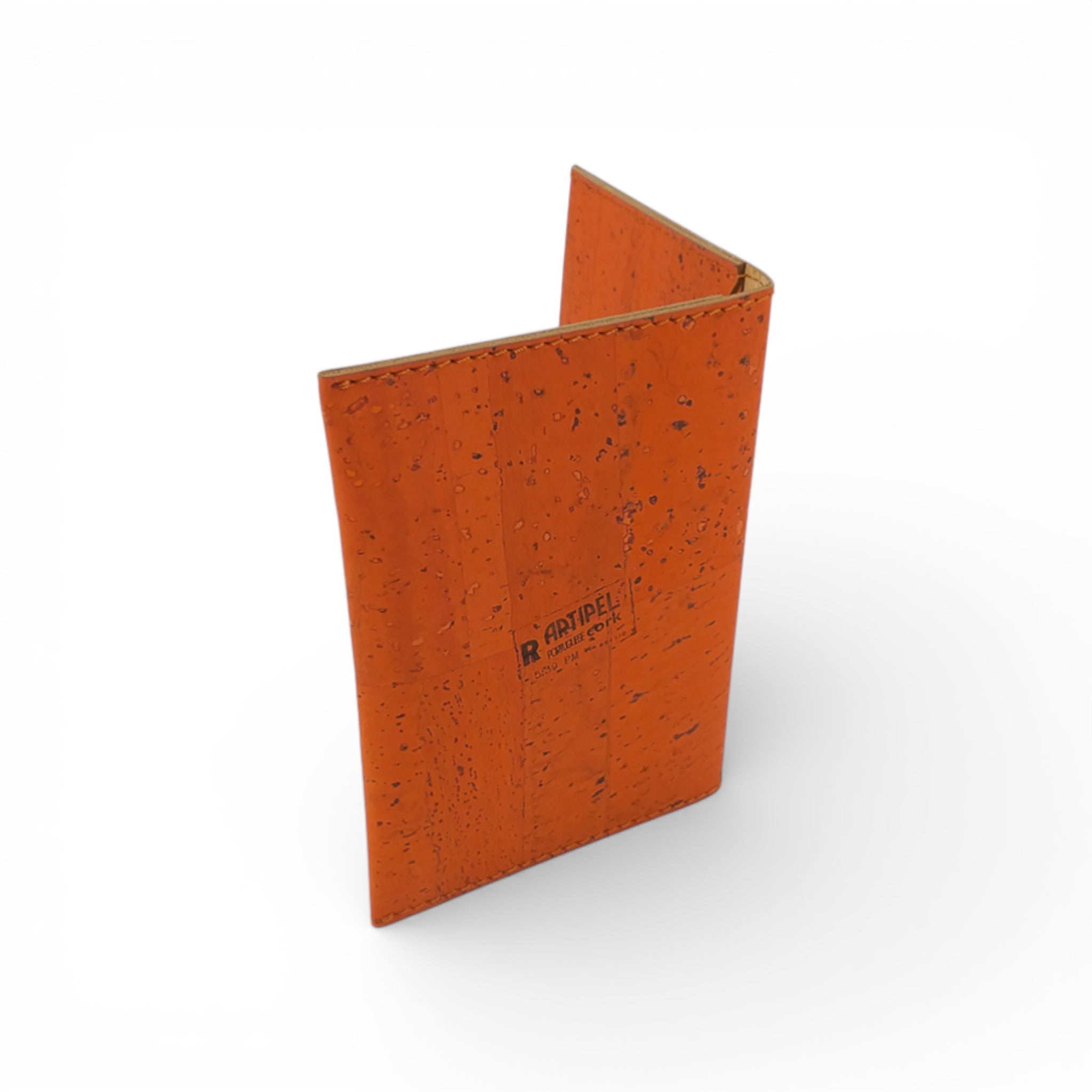 Dos d'une pochette passeport en liège orange — Artipel, logo gravé, format vertical, Portugal