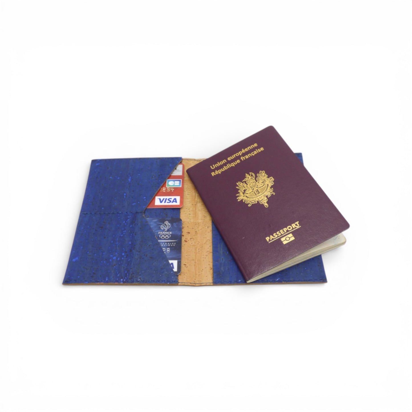 Pochette passeport en liège Artipel, élégante et écologique, avec texture naturelle et espace pour cartes et billets.