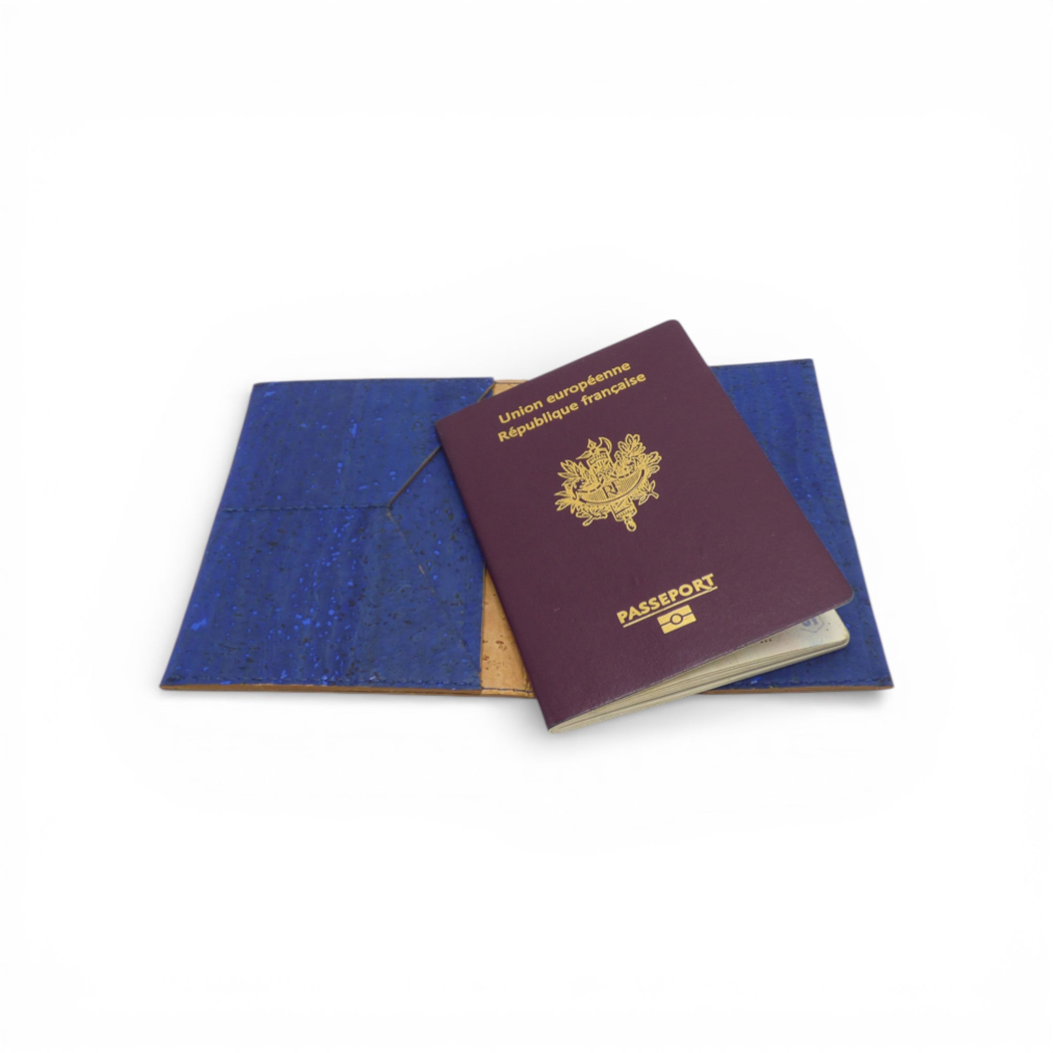 Protège-passeport en liège bleu avec passeport inséré — Artipel, format ouvert, Portugal
