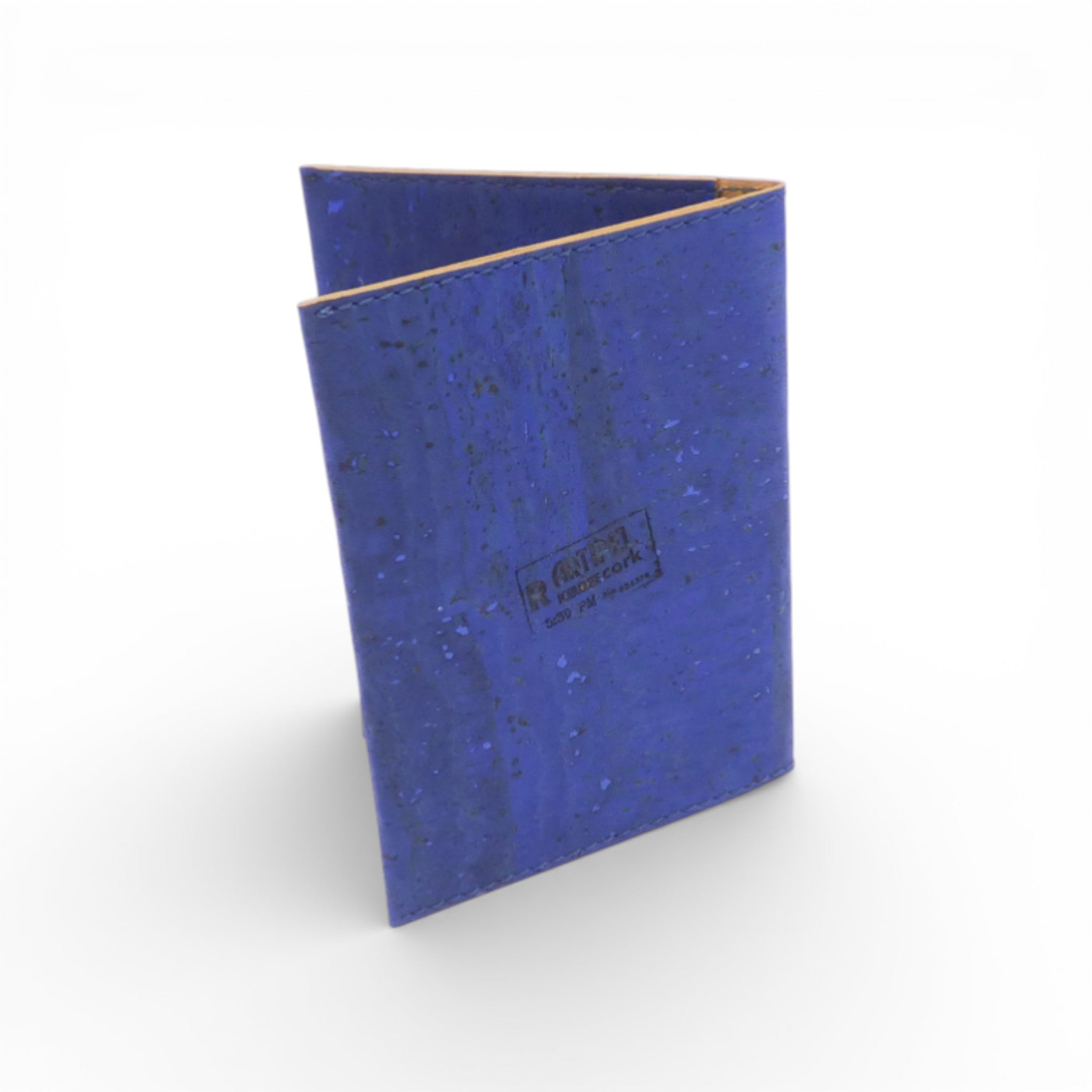 Dos d'une pochette passeport en liège bleu — Artipel, logo gravé, format vertical, Portugal