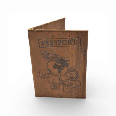 Pochette passeport en liège du Portugal — Artipel motif tampons monde voyage cuir vegan