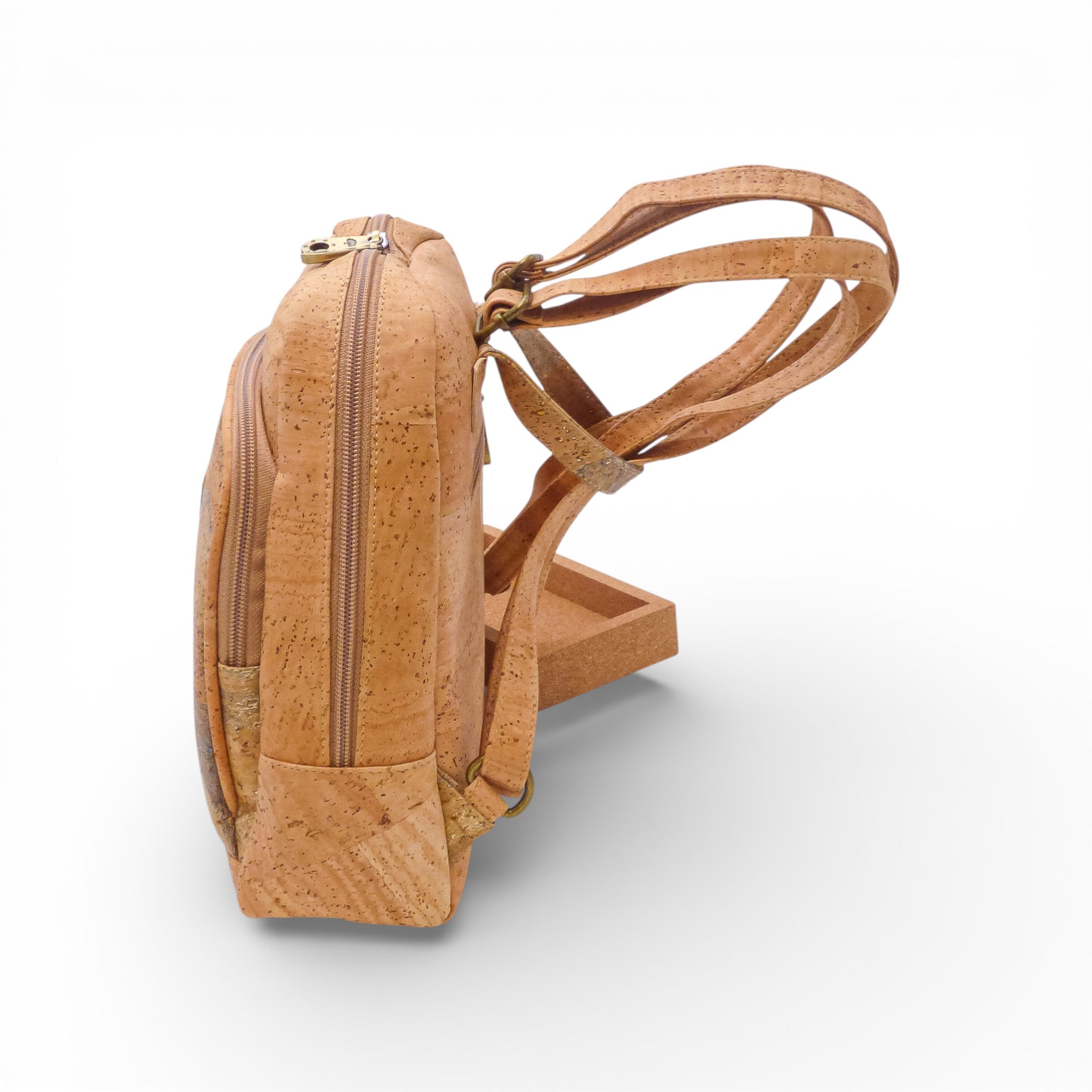 Sac à dos compact en liège naturel vu de trois quarts — Montado, bretelles réglables, Portugal