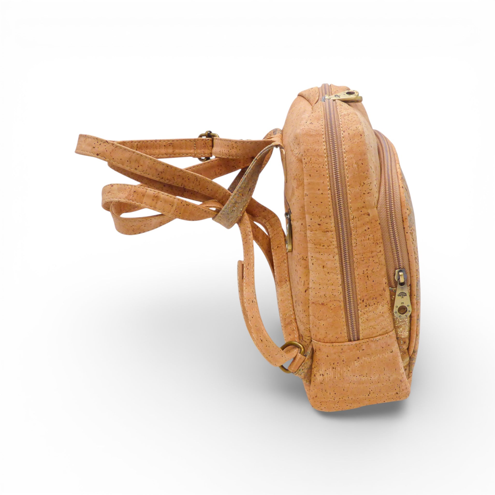 Profil d'un sac à dos en liège naturel — Montado, double zip, sangles et boucles laiton, Portugal