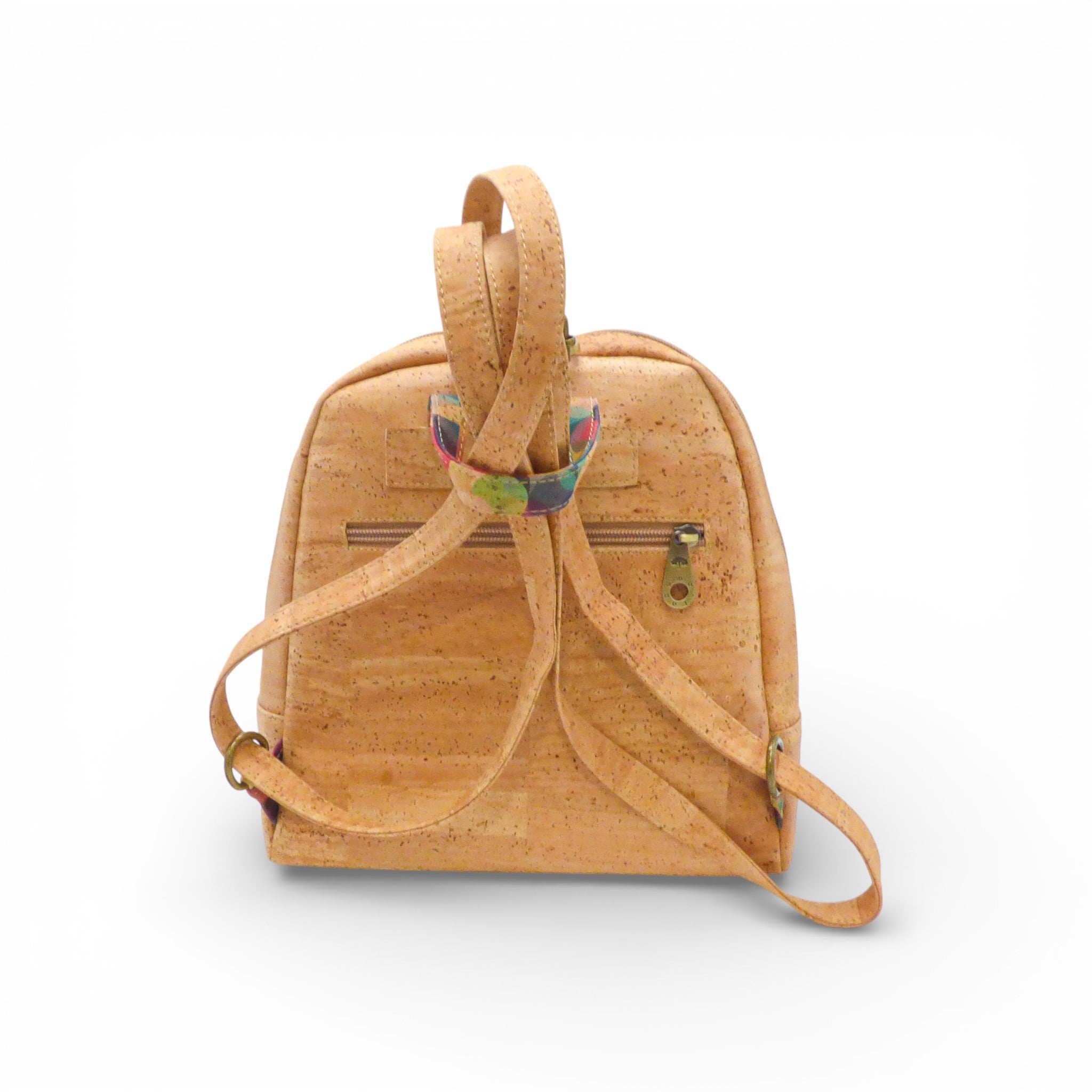Sac à dos en liège "Mosaïque" de Montado, montrant un design unique avec motifs colorés et bretelles ajustables.