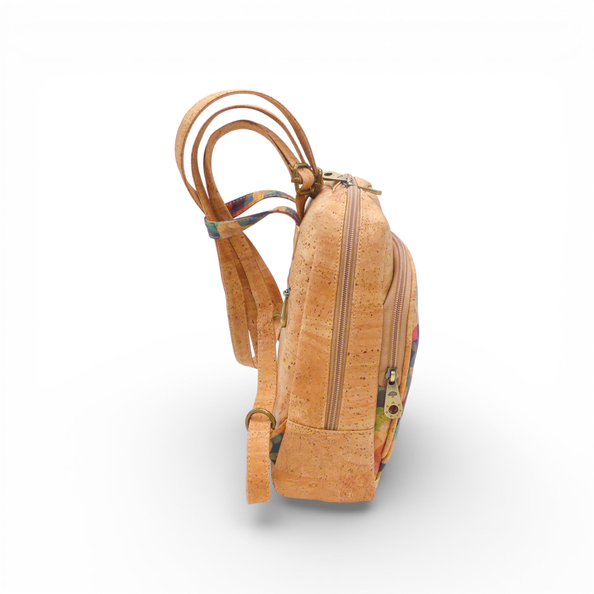 Sac à dos en liège "Mosaïque" de Montado, montrant le design unique et les textures naturelles du matériau.