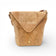Sac bandoulière en liège naturel vue de face — Cork Design, rabat pointu, anse réglable, Portugal