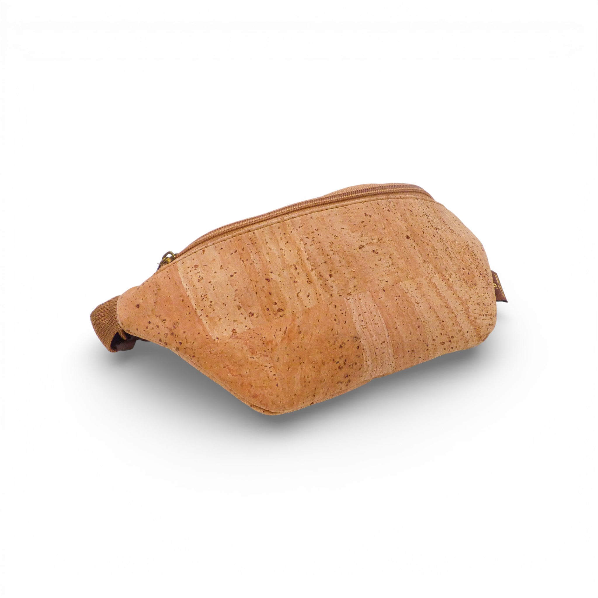 Sac banane en liège Amador Varum, affichant une texture naturelle et une couleur terreuse, porté à la taille.