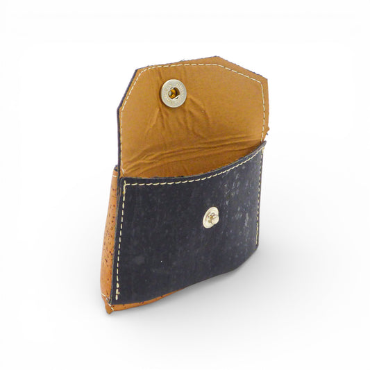 Biface wallet and coin holder by Amador Varum, showcasing elegant design and practical features in a stylish image.