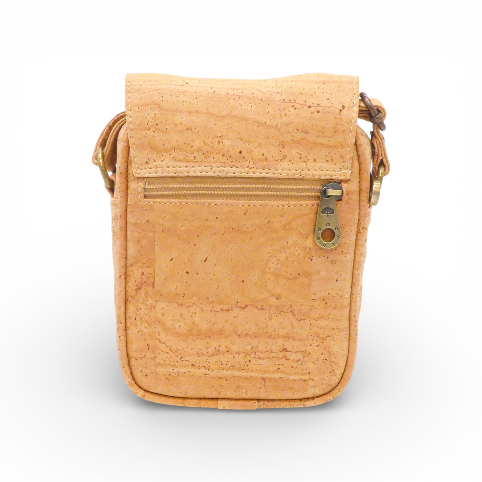 Dos d'un sac bandoulière homme en liège naturel uni — Montado, poche zippée, hardware bronze, Portugal