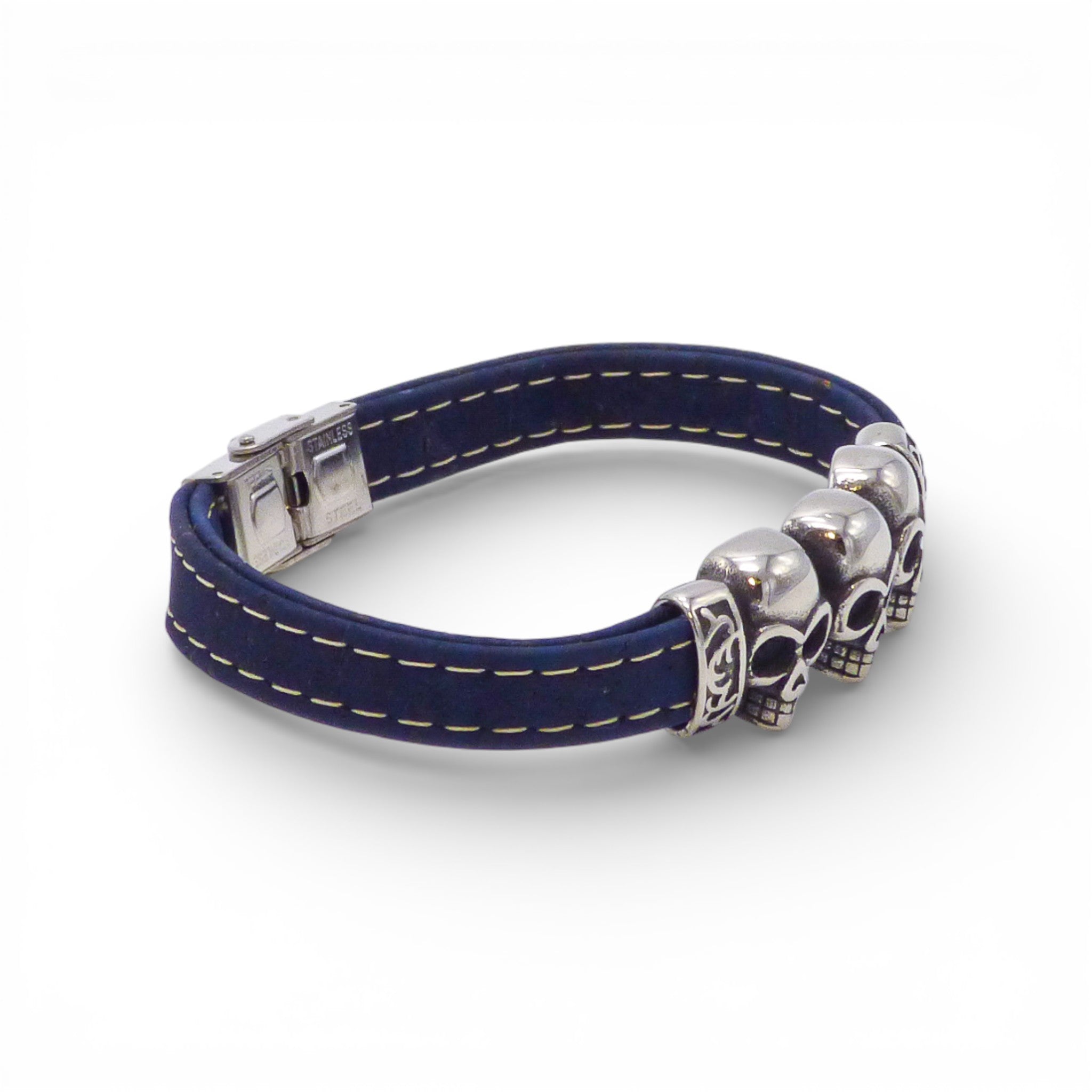 Bracelet en liège bleu marine de trois quarts — Cork Colors, rangée de têtes de mort acier, Portugal