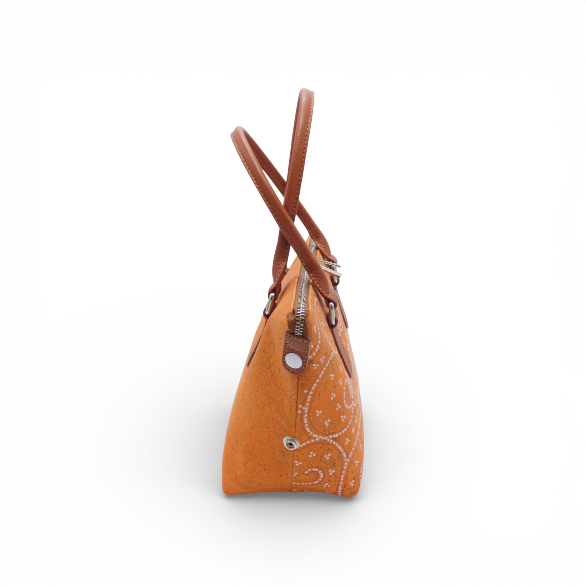 Sac modulable en liège orange à motif paisley blanc, profil — Artipel, anse caramel, Portugal