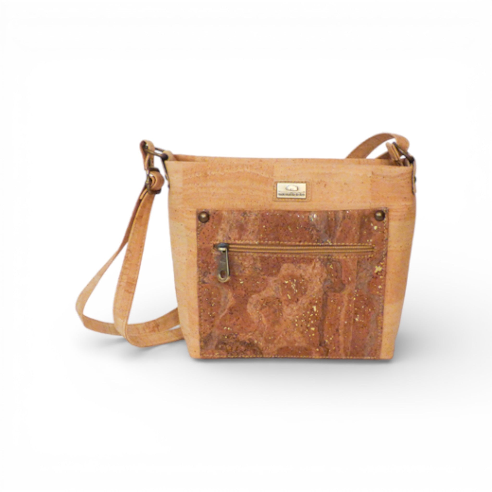 Sac bandoulière Montado en liège avec plusieurs poches, affichant une texture naturelle et un design pratique.