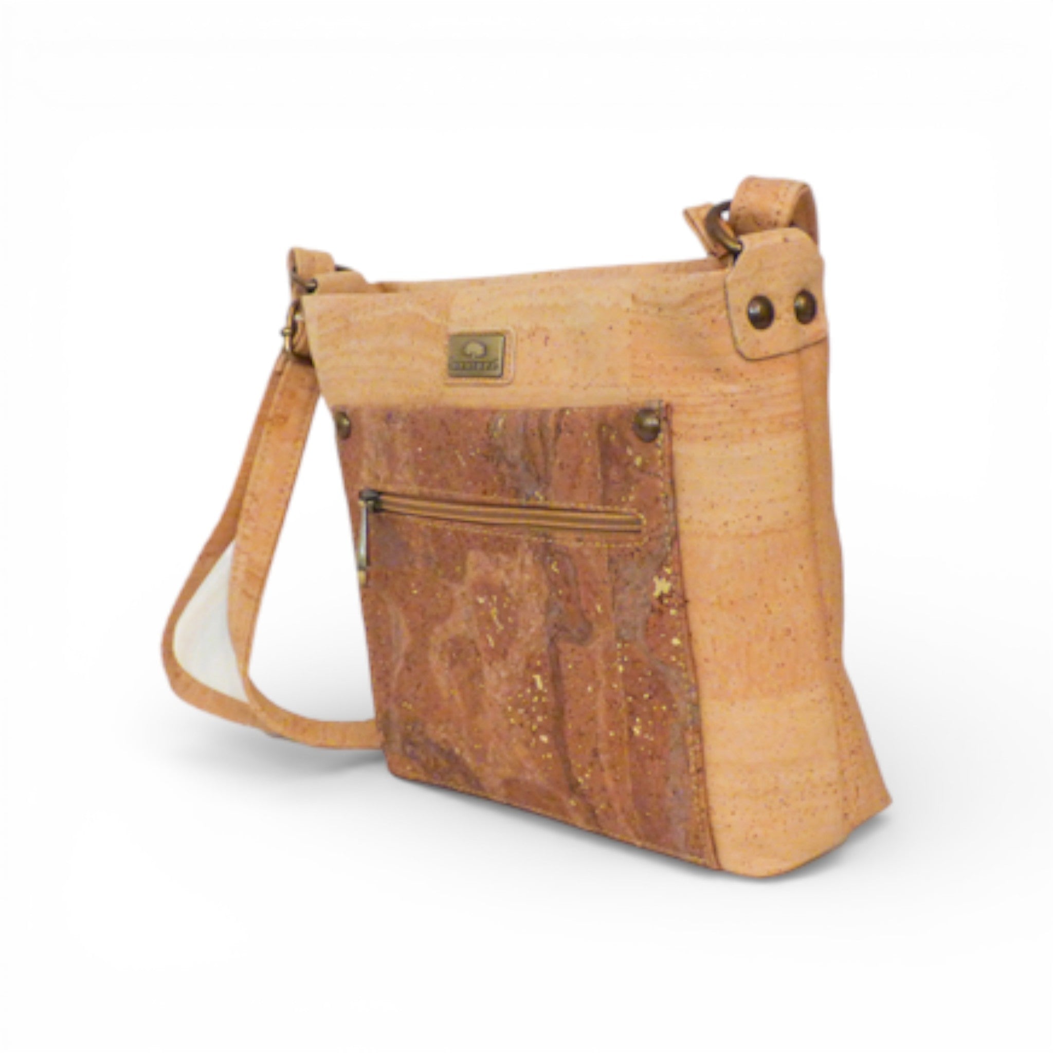 Sac bandoulière Montado "Multi-Poche" en liège, montrant plusieurs poches et une texture unique en liège naturel.