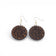 Boucles d'oreilles rondes en liège marron gravé de roses — Artipel, bord festonné, Portugal