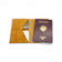 Protège-passeport en liège jaune moutarde ouvert, passeport et carte glissés — Artipel, Portugal