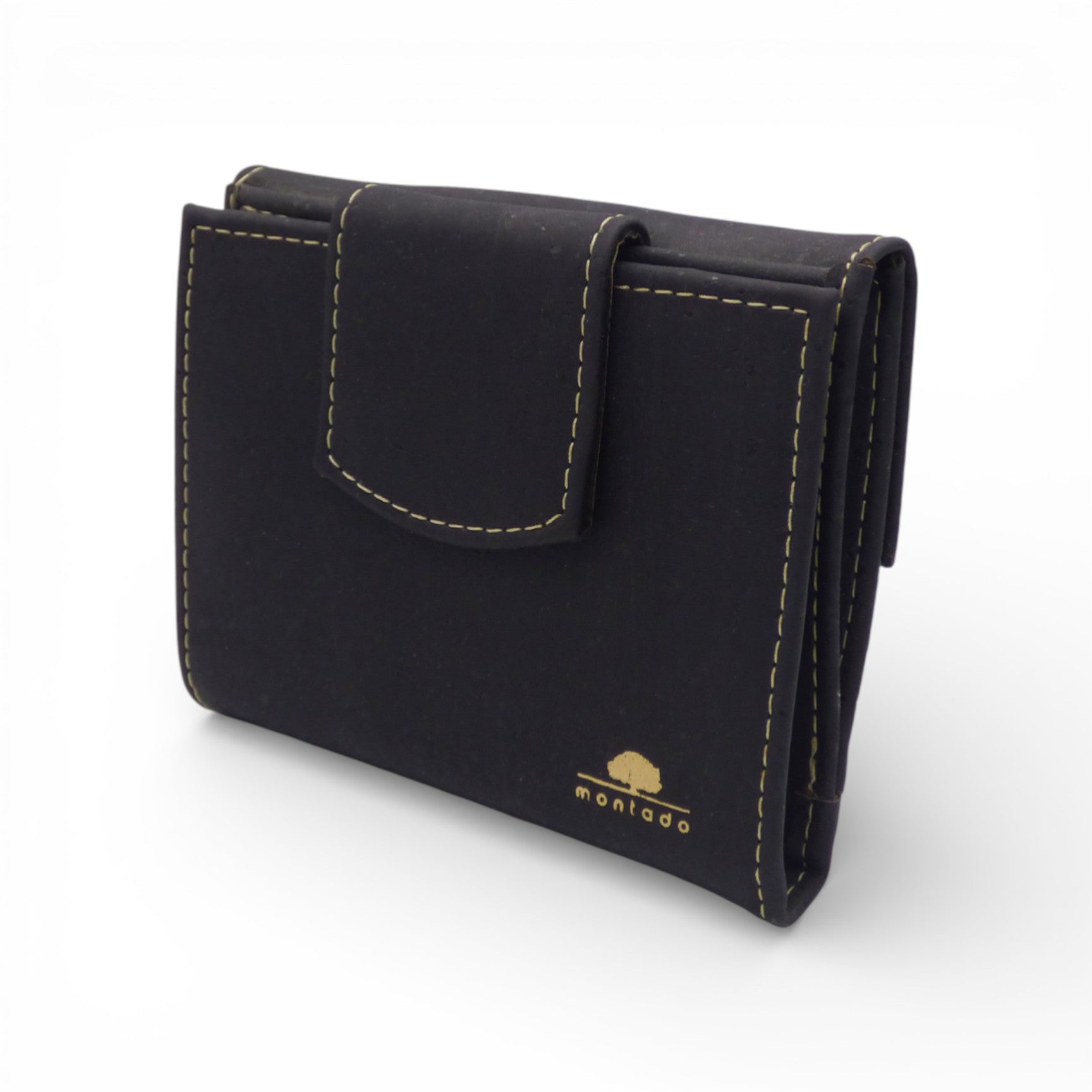 Portefeuille femme format moyen en cuir marron Montado, affichant plusieurs compartiments et une texture élégante.