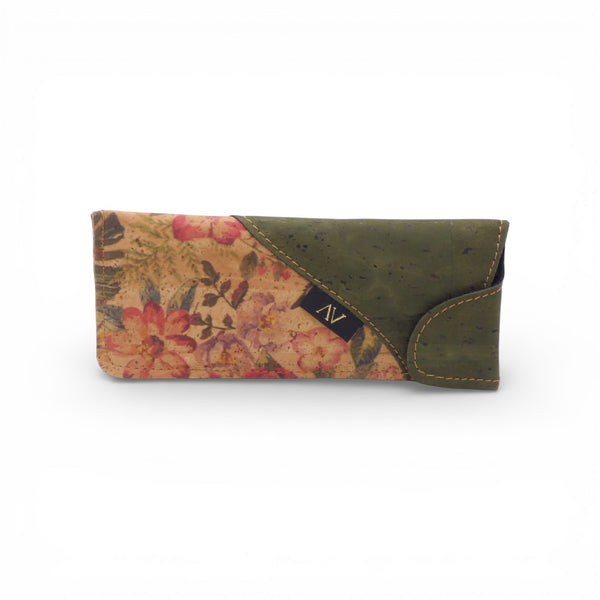 Étui à lunettes en liège d'Amador Varum, affichant une texture naturelle et un design élégant.