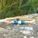 Bracelet jonc fin en liège perlé bleu porté sur pierre — Cork Colors, perles céramique, Portugal