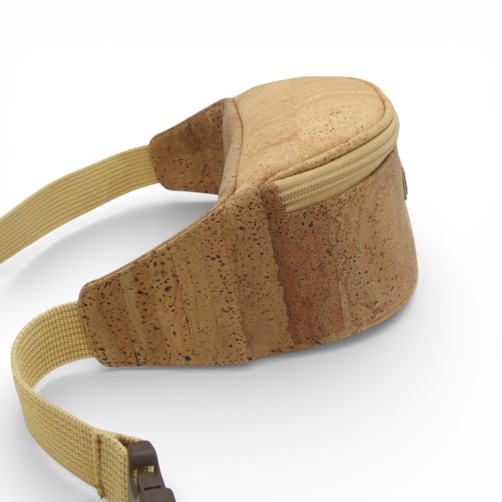 Sac banane en liège Montado, affichant un design moderne et durable, avec une texture naturelle et des coutures soignées.