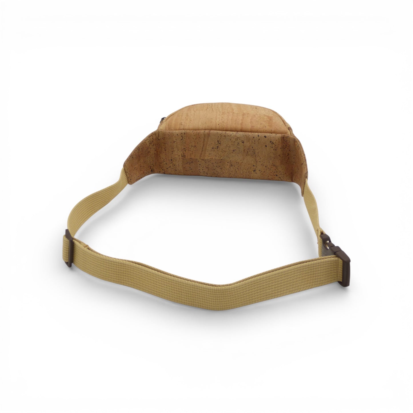 Sac banane en liège Montado, affichant une texture naturelle et une couleur beige, posé sur une surface en bois.