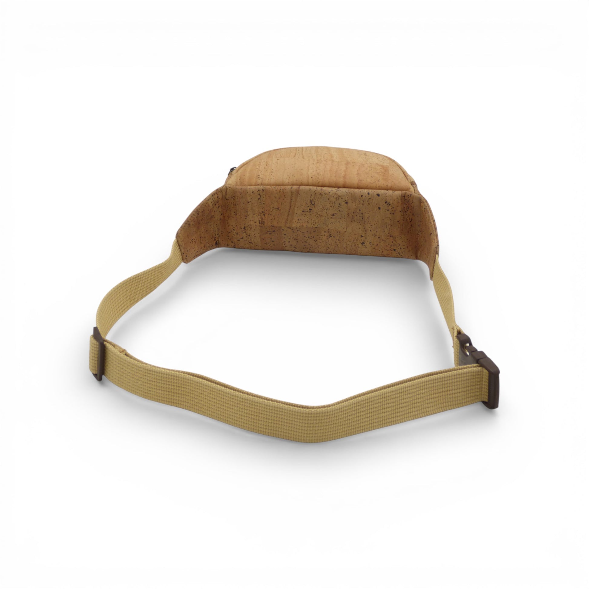 Sac banane en liège Montado, affichant une texture naturelle et une couleur beige, posé sur une surface en bois.