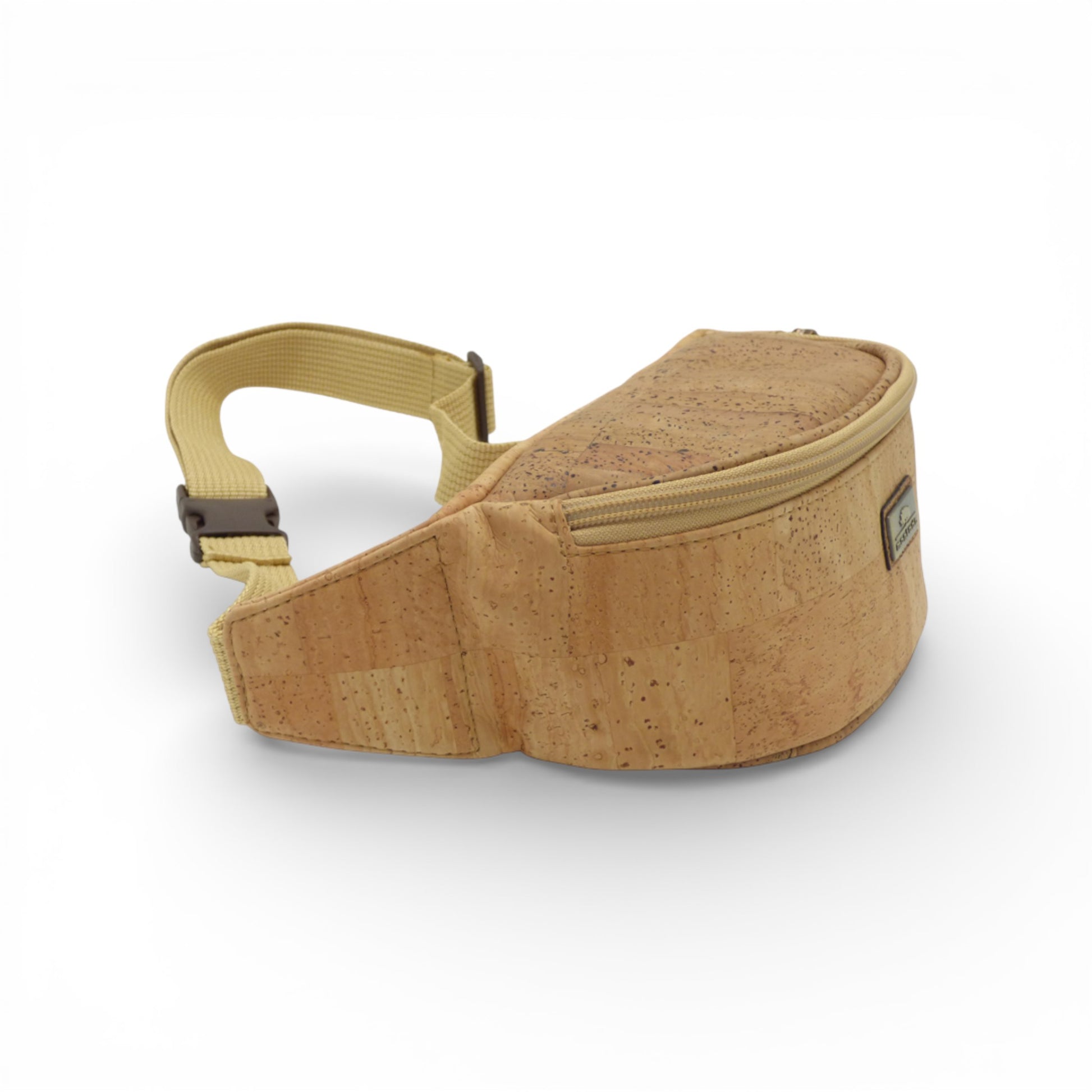 Sac banane en liège Montado, affichant un design élégant et durable, posé sur une surface naturelle.