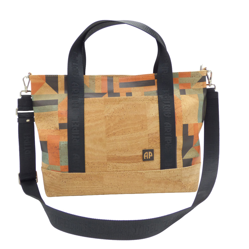 Sac à main en liège Sac Fusion d'Artipel, avec texture naturelle et design élégant, posé sur une surface en bois.