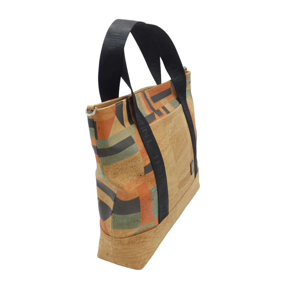 Sac à main en liège Sac Fusion d'Artipel, avec texture naturelle et design élégant, posé sur une surface neutre.