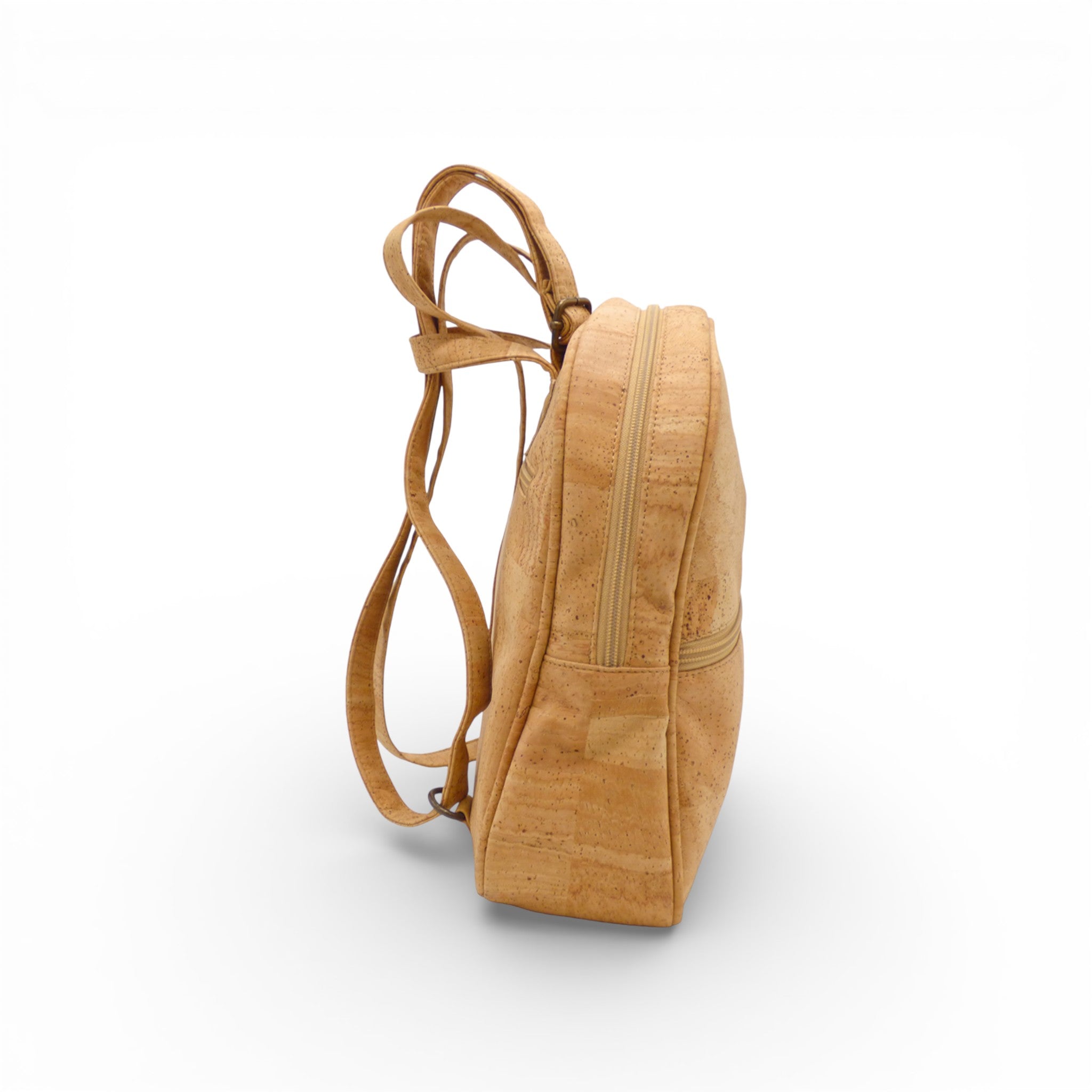 Profil d'un sac à dos compact en liège naturel — Montado, double zip, sangles pendantes, Portugal
