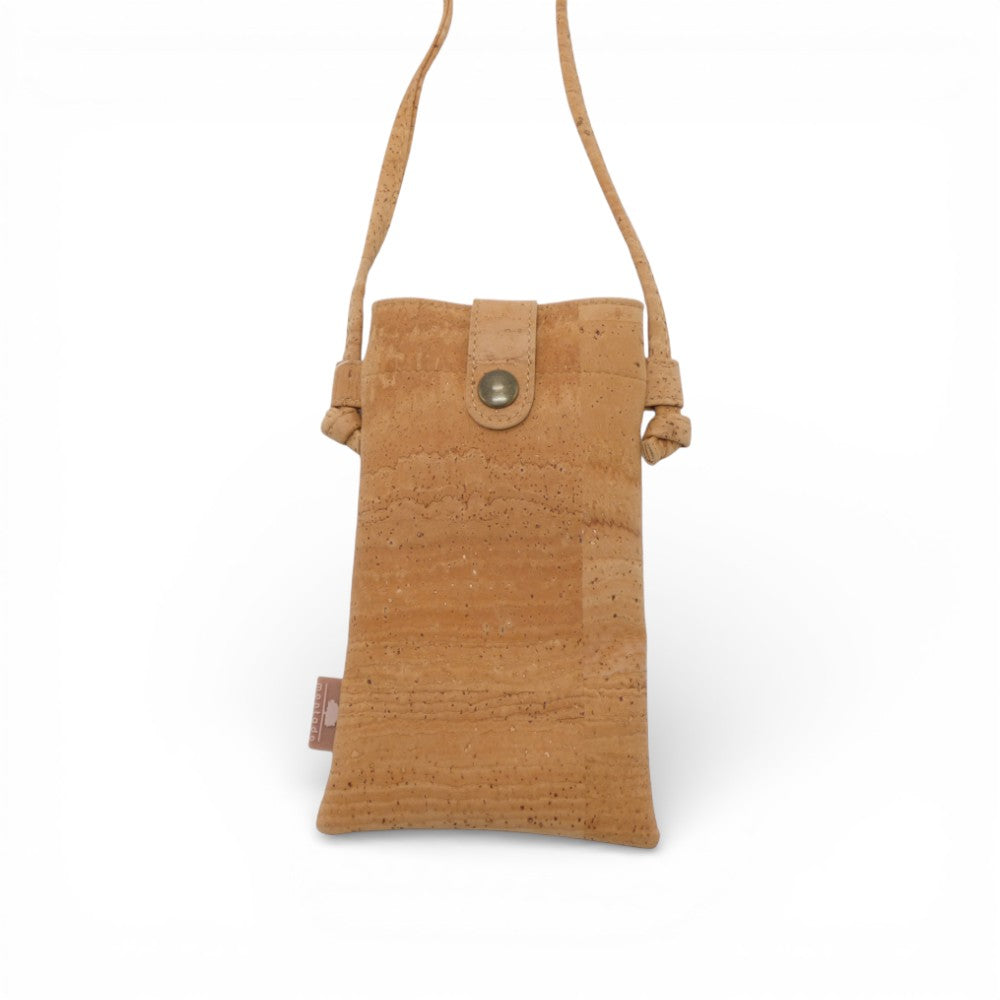 Pochette téléphone en liège naturel uni — Montado, vue face, longue bandoulière, bouton-pression, Portugal