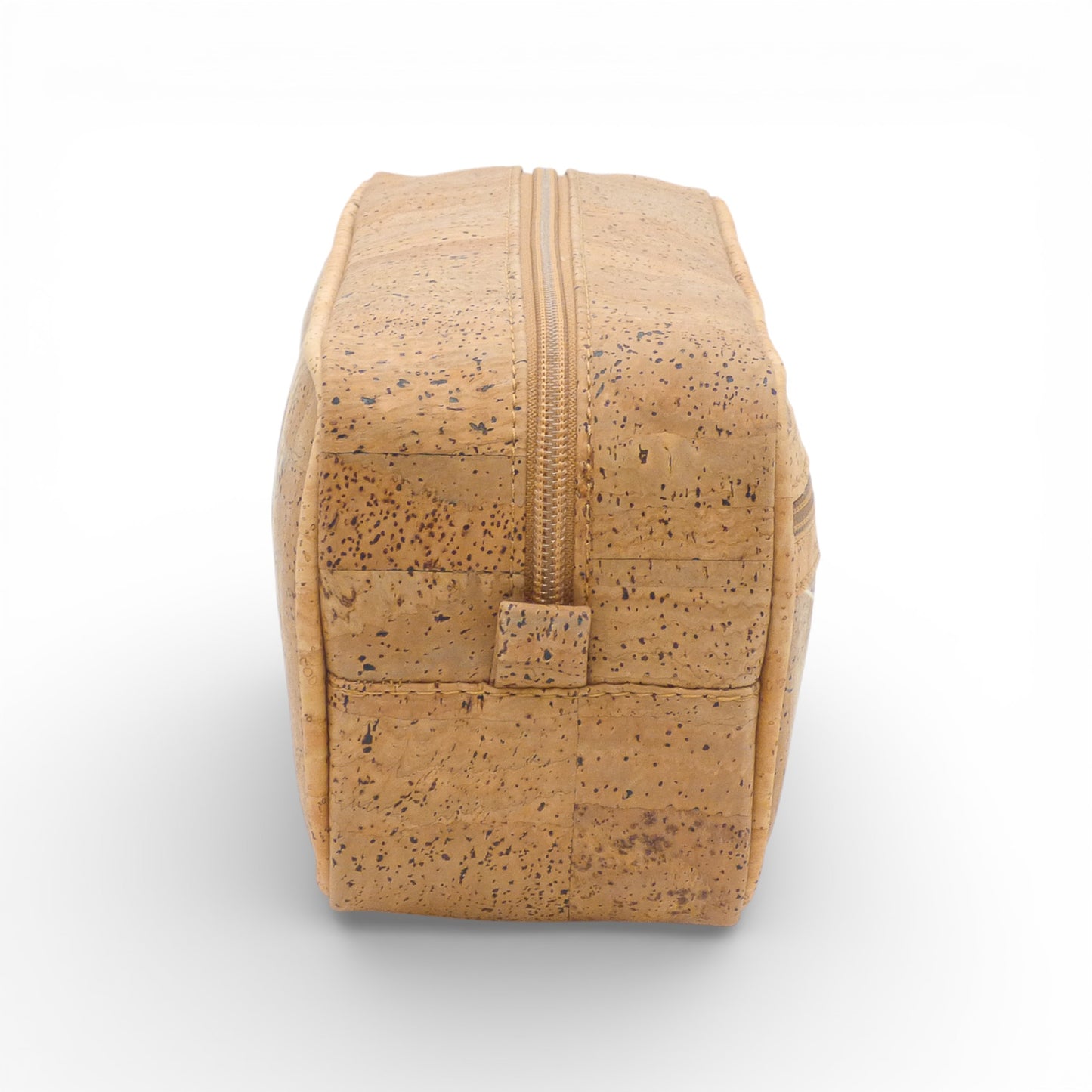 Trousse de Toilette "Voyageur" en Liège de Montado, montrant une texture naturelle et un design pratique pour les voyages.